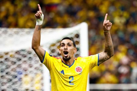 Daniel Muñoz comemora gol pela Colômbia na Copa do Mundo 2026 • Ulises RUIZ / AFP