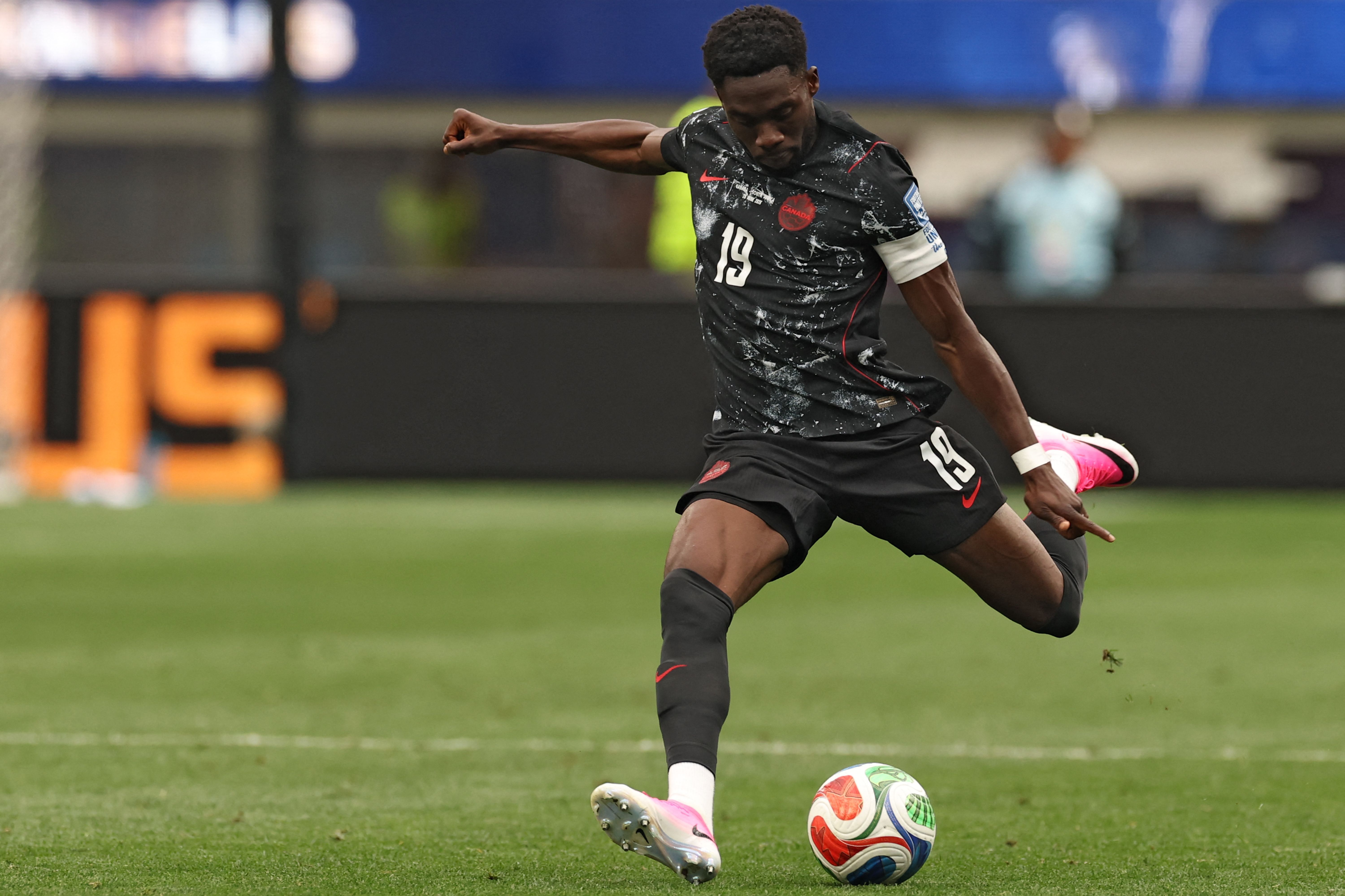 Recuperado, Alphonso Davies estreia na Copa em África do Sul x Canadá