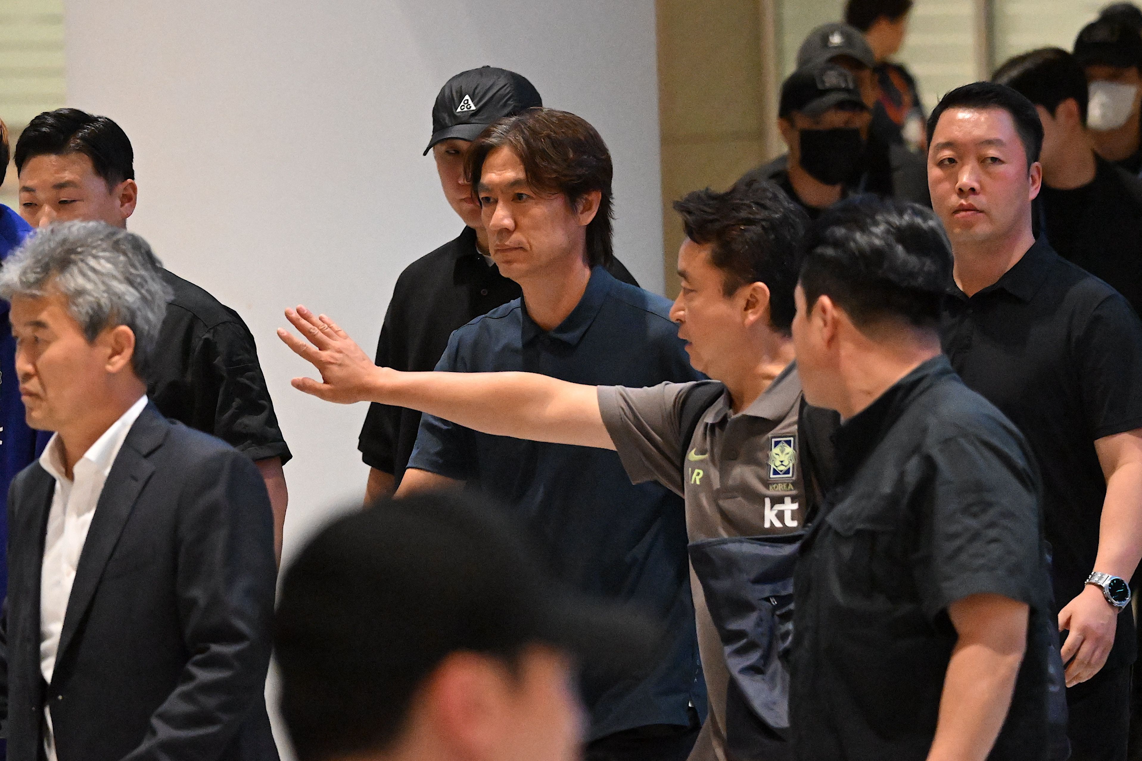 Ex-técnico da Coreia do Sul é proibido de entrar em comércios após queda da Copa