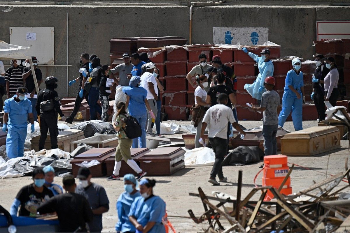 Venezuelanos improvisam necrotério em porto de La Guaira