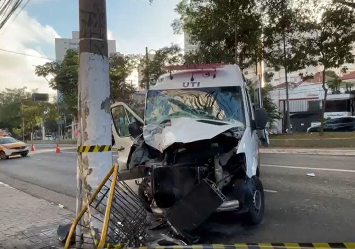 Paciente idosa morre após ambulância bater em poste em São Paulo