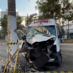 Paciente idosa morre após ambulância bater em poste em São Paulo
