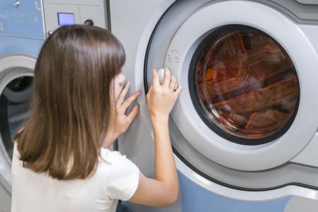 Alemanha troca amaciante por mistura simples com vinagre; veja os benefícios para as roupas