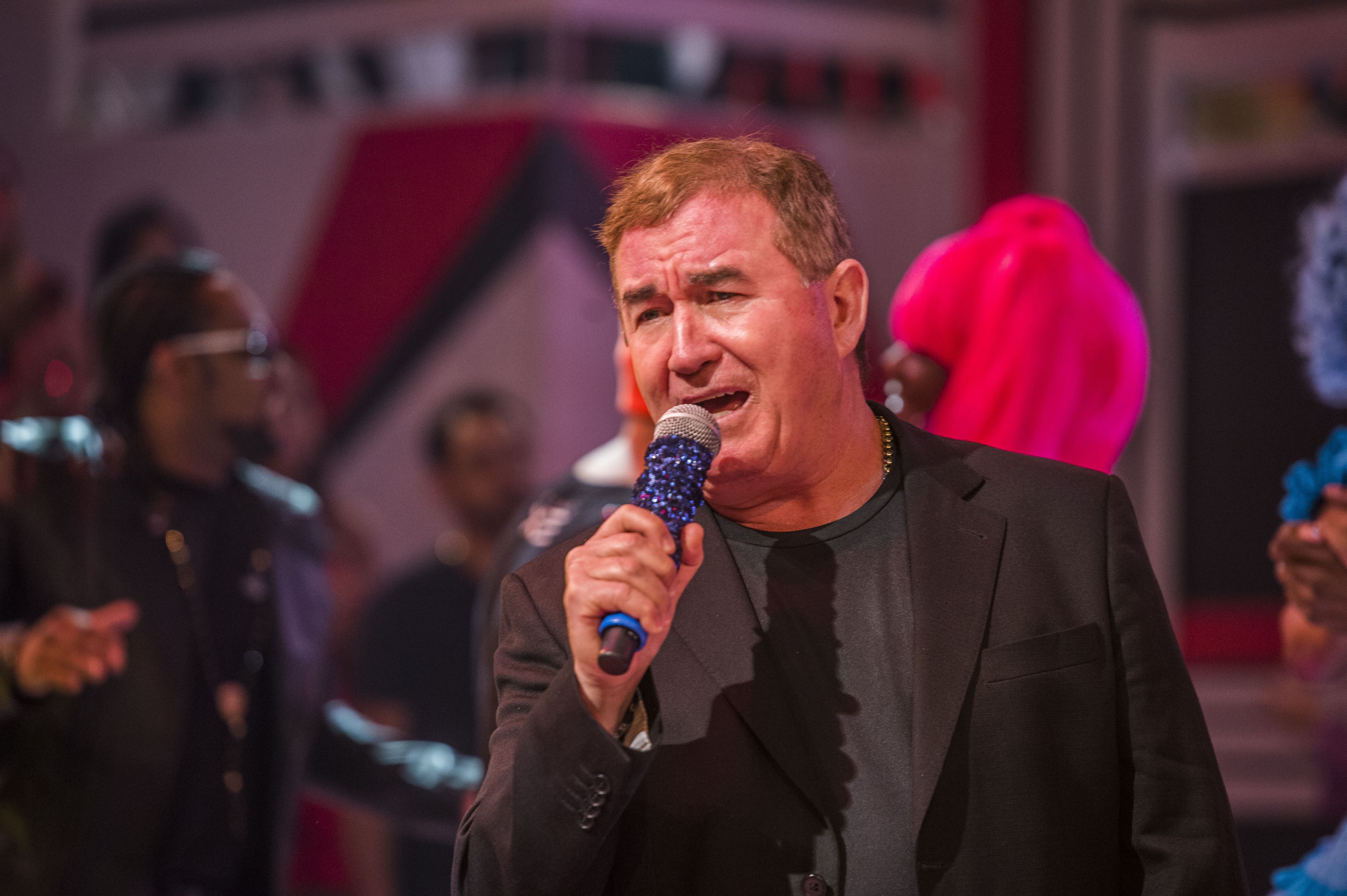 Show de Amado Batista tem correria e pânico após palco desabar; vídeo