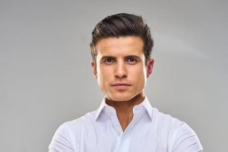 André Marinho é um homem branco com cabelos escuros. Veste camisa branca.