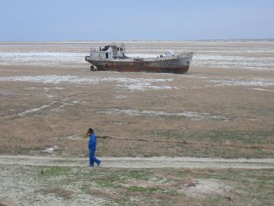 Navio abandonado no antigo Mar de Aral, perto de Aral, Cazaquistão.