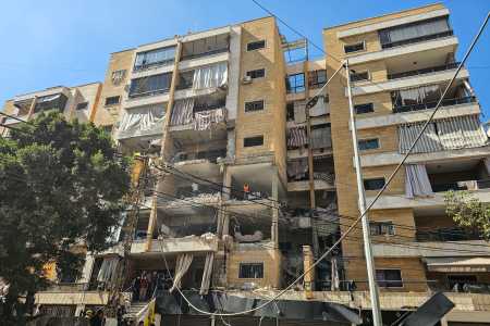 Equipes de resgate inspecionam os danos no local de um ataque aéreo israelense