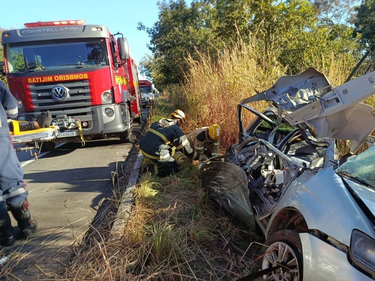 Adolescente e criança morrem após carro bater em árvore na BR-365; veja fotos