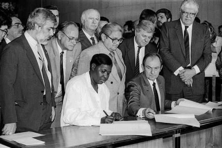 Na foto, Benedita assina a Constituição de 1988 • Divulgação/Agência Senado