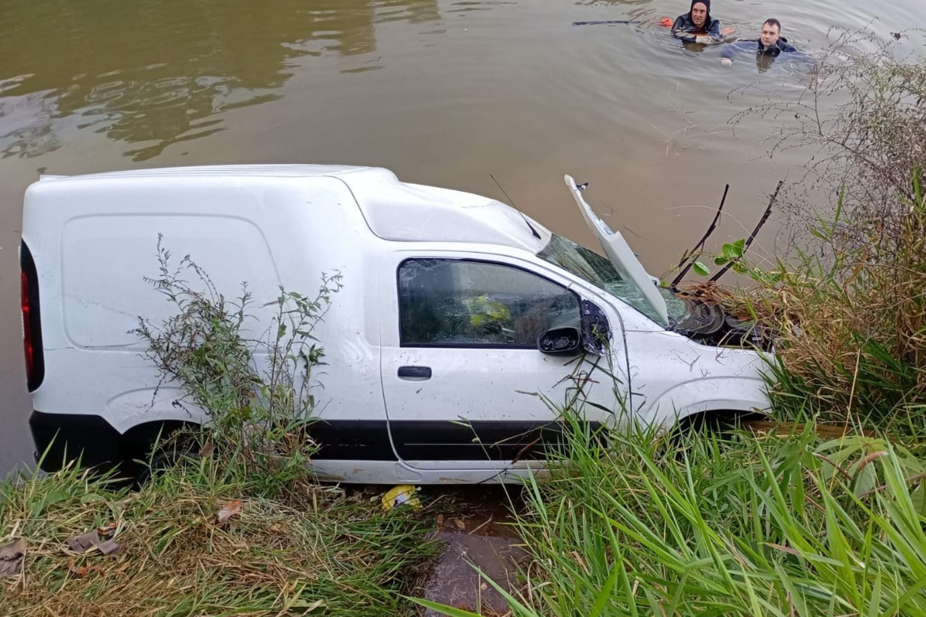 Bombeiros resgatam carro que submergiu em açude na Zona da Mata