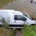 Bombeiros resgatam carro que submergiu em açude na Zona da Mata