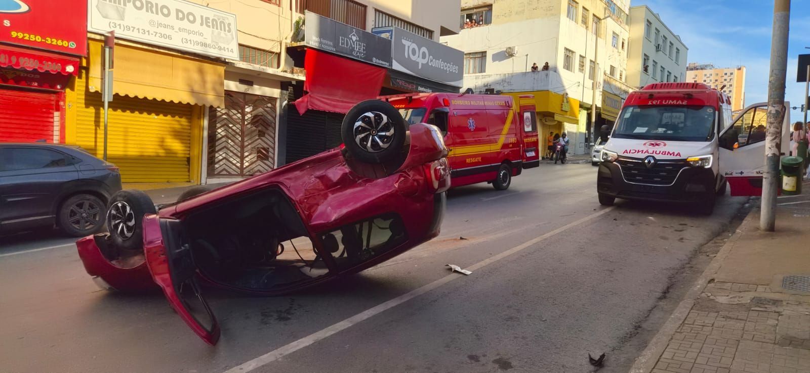 Jovem fica ferida em colisão entre veículos seguida de capotamento no Centro