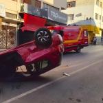 Jovem fica ferida em colisão entre veículos seguida de capotamento no Centro