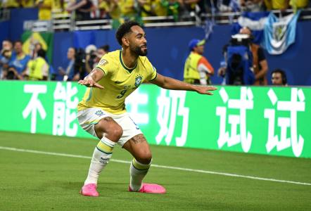 Matheus Cunha vibra com gol da Seleção Brasileira na Copa do Mundo