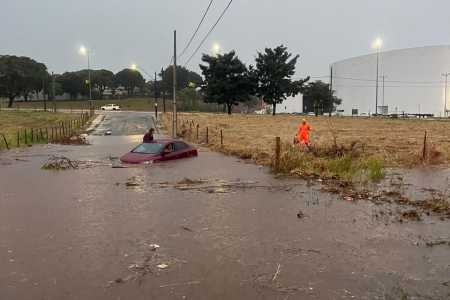 Três pessoas ficam ilhadas em carro durante tempestade em Uberlândia • Divulgação/ CBMMG