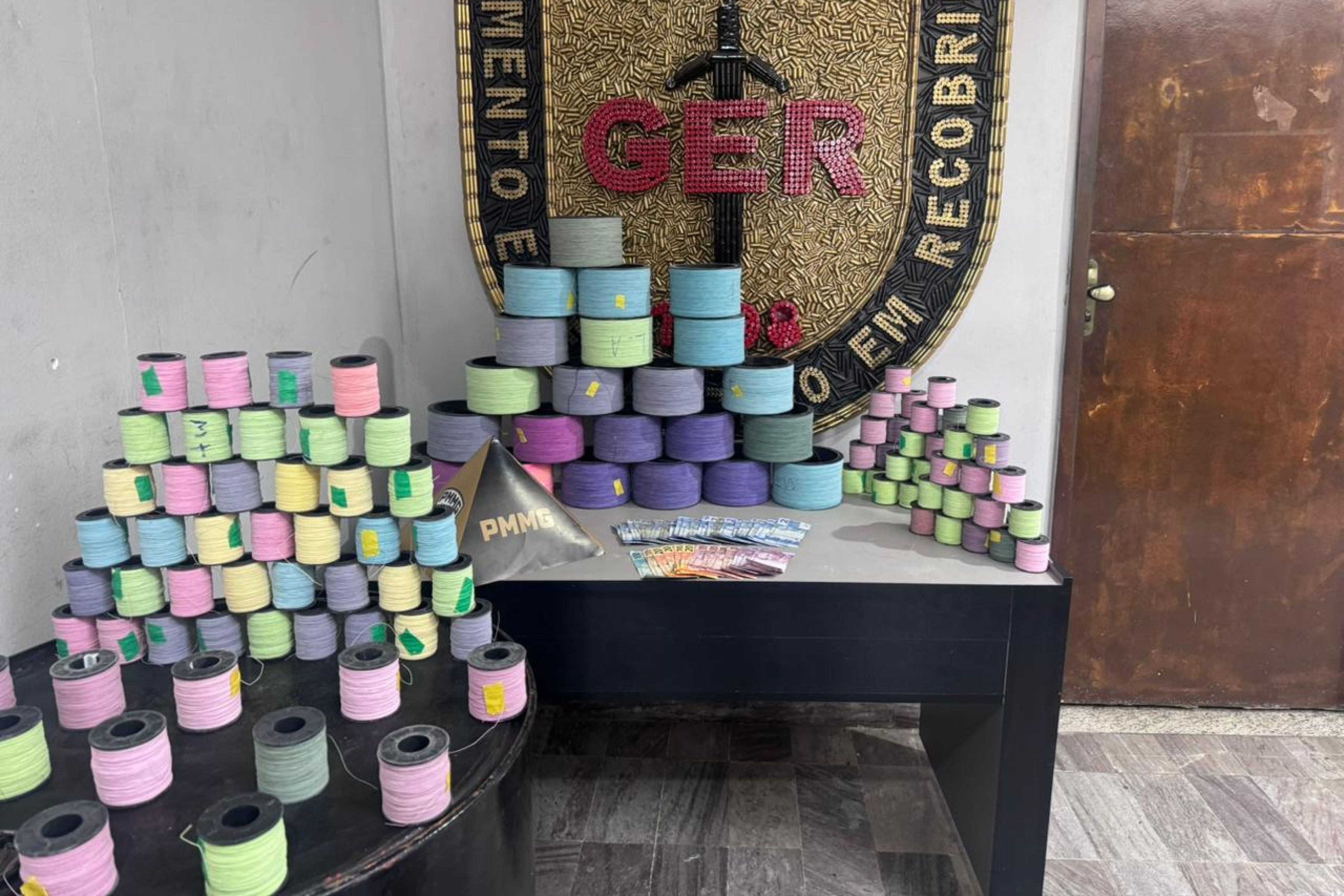 PM apreende 119 rolos de linha chilena e prende dois suspeitos em loja de Contagem