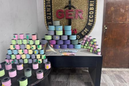 PM apreende 119 rolos de linha chilena e prende dois suspeitos em loja de Contagem