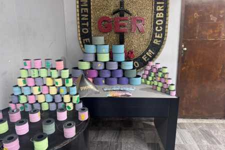 PM apreende 119 rolos de linha chilena e prende dois suspeitos em loja de Contagem