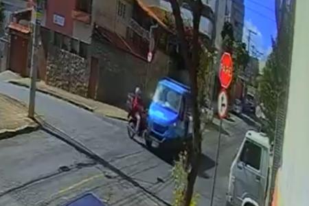 Motociclista morre após caminhoneiro sem CNH avançar parada obrigatória no Nova Suíça, em BH