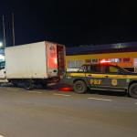 PRF apreende R$ 300 mil em agrotóxicos falsificados e prende caminhoneiro em MG