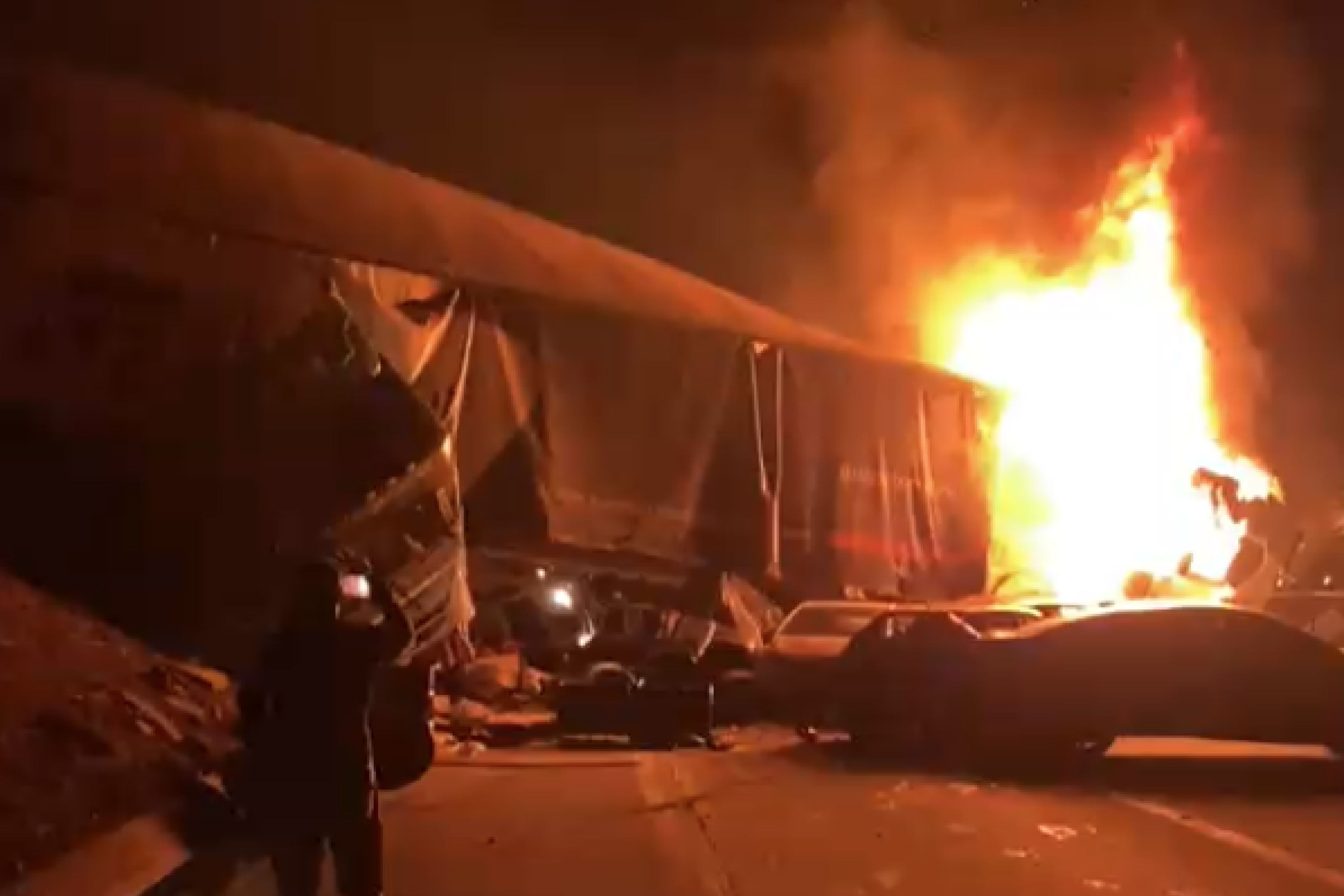 Caminhão-tanque pega fogo após acidente com diversos veículos e fecha a BR-381 em MG