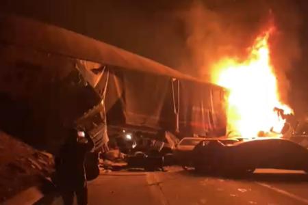 Caminhão-tanque pega fogo após acidente com diversos veículos e fecha a BR-381 em MG