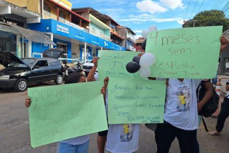 Família protesta e pede para IML liberar corpo de jovem encontrado carbonizado há três meses na Grande BH