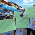 Família protesta para IML liberar corpo de jovem morto há três meses na Grande BH