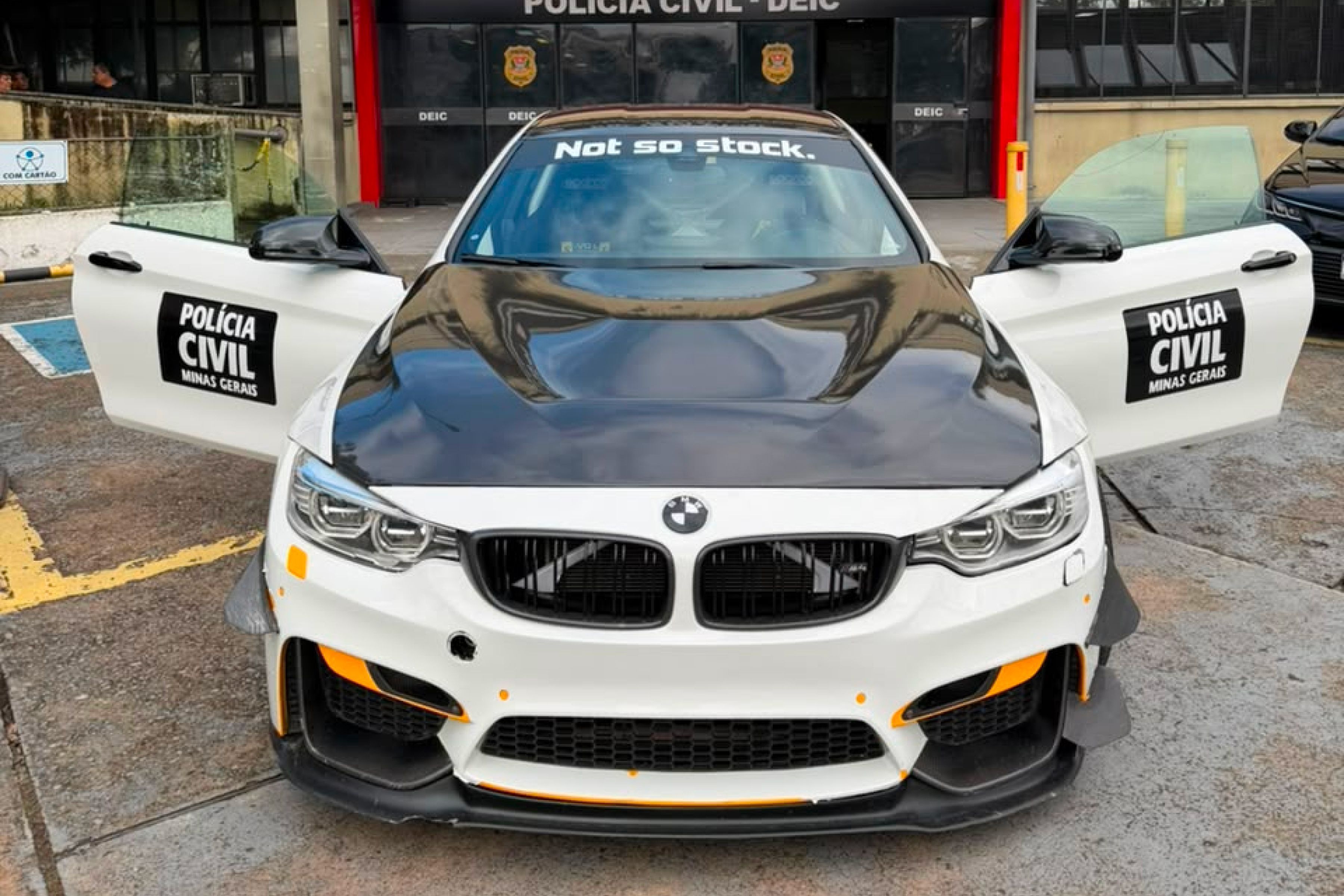 Vídeo: polícia cumpre mandado e apreende BMW M4 'mais famosa do Brasil' na Grande SP