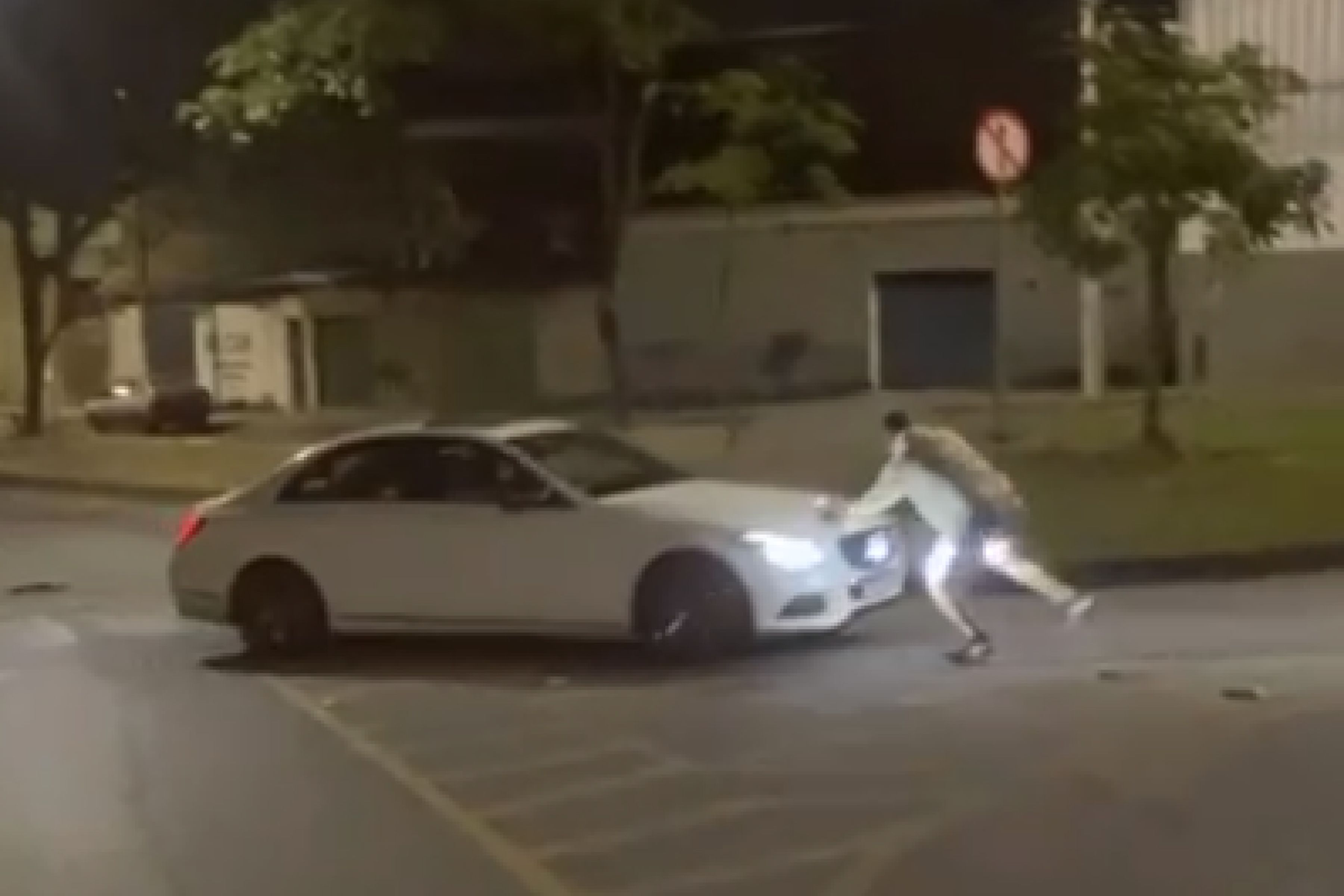 Vídeo: motorista de app quase é atropelado ao tentar impedir fuga após acidente em BH
