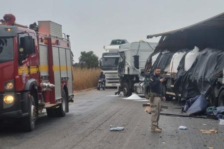 Acidente entre três carretas deixa um morto e fecha pista da BR-251 no Norte de Minas