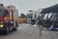 Acidente entre três carretas deixa um morto e fecha pista da BR-251 no Norte de Minas