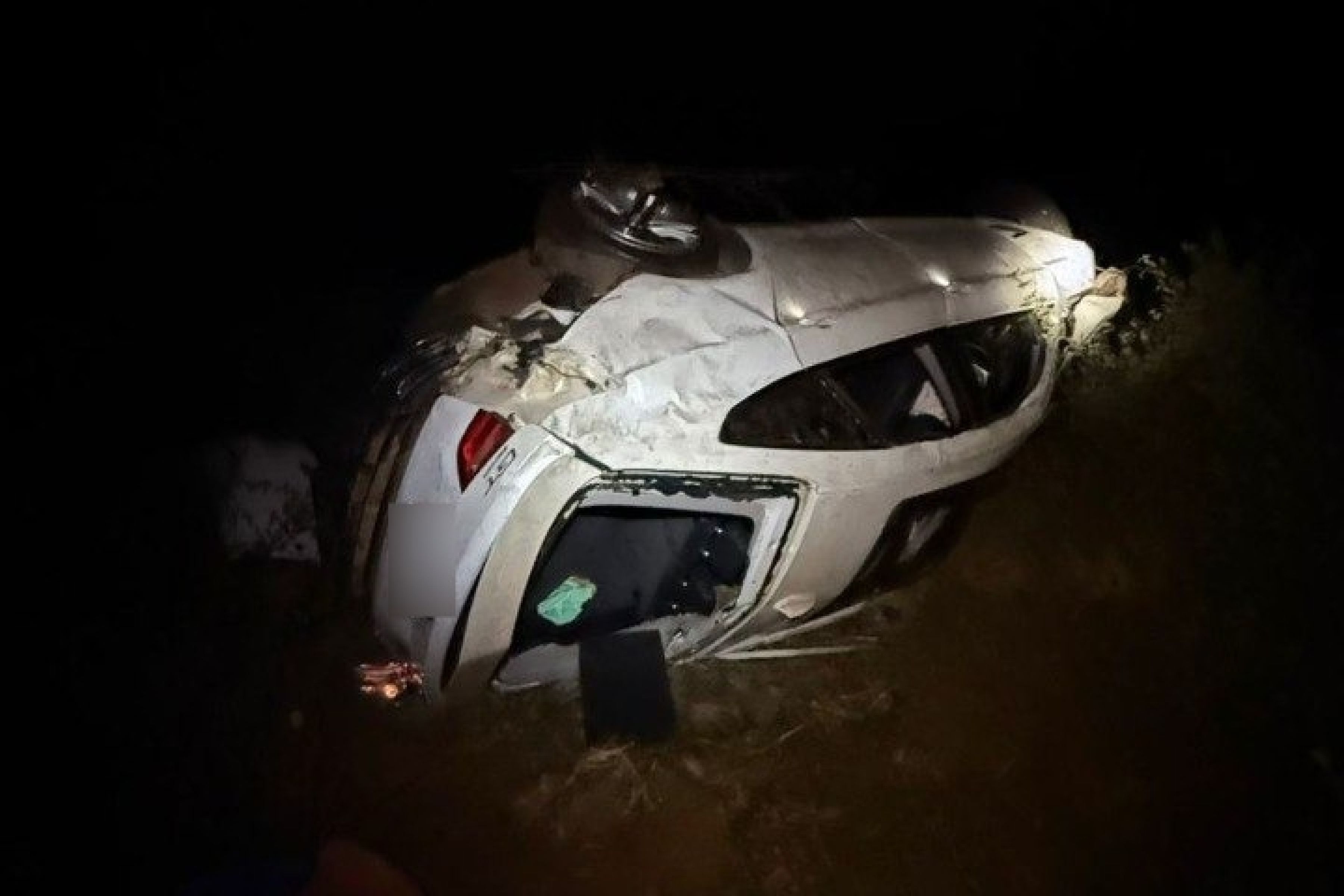 Cinco pessoas morrem após BMW capotar e cair de ribanceira no interior de MG