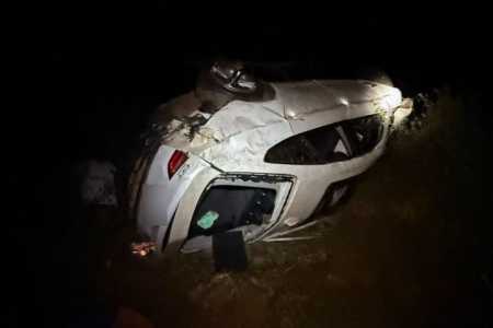 Cinco pessoas morrem após BMW capotar e cair de ribanceira no interior de MG