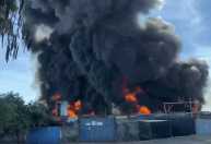 Incêndio de grandes proporções atinge garagem e queima ônibus em BH