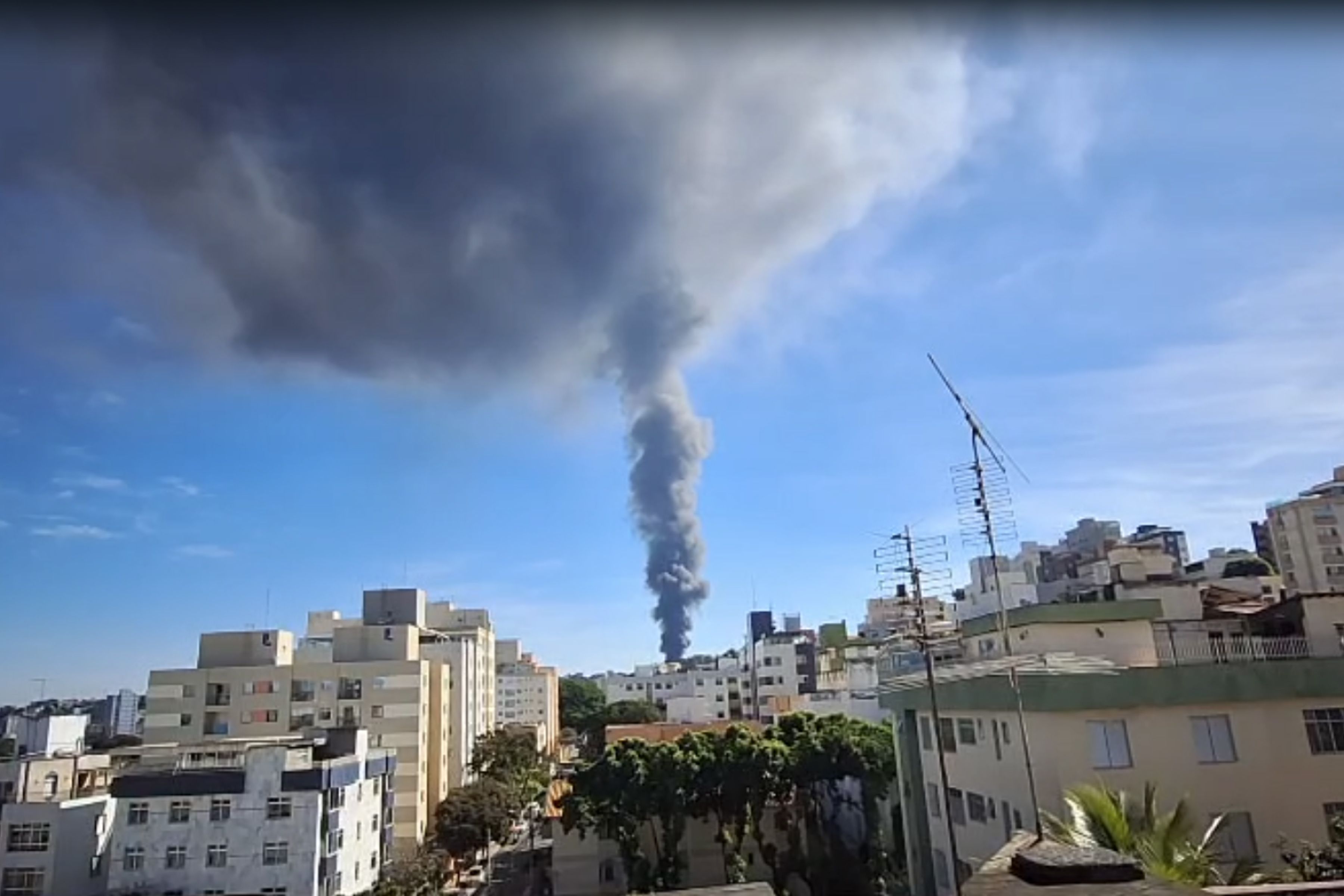 Vídeo: incêndio em garagem de ônibus causa fumaça visível em diversos pontos de BH