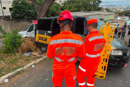 Crianças feridas em acidente de van escolar são levadas para hospitais em BH