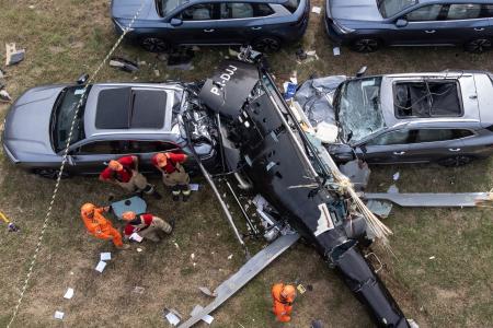 Vista aérea mostra bombeiros trabalhando no local da queda de um helicóptero no bairro do Recreio dos Bandeirantes, no Rio