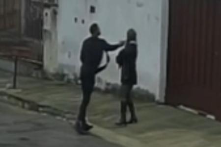Vídeo: homem agride ex-mulher no meio da rua após 'tomar fora' dela em evento na Grande BH