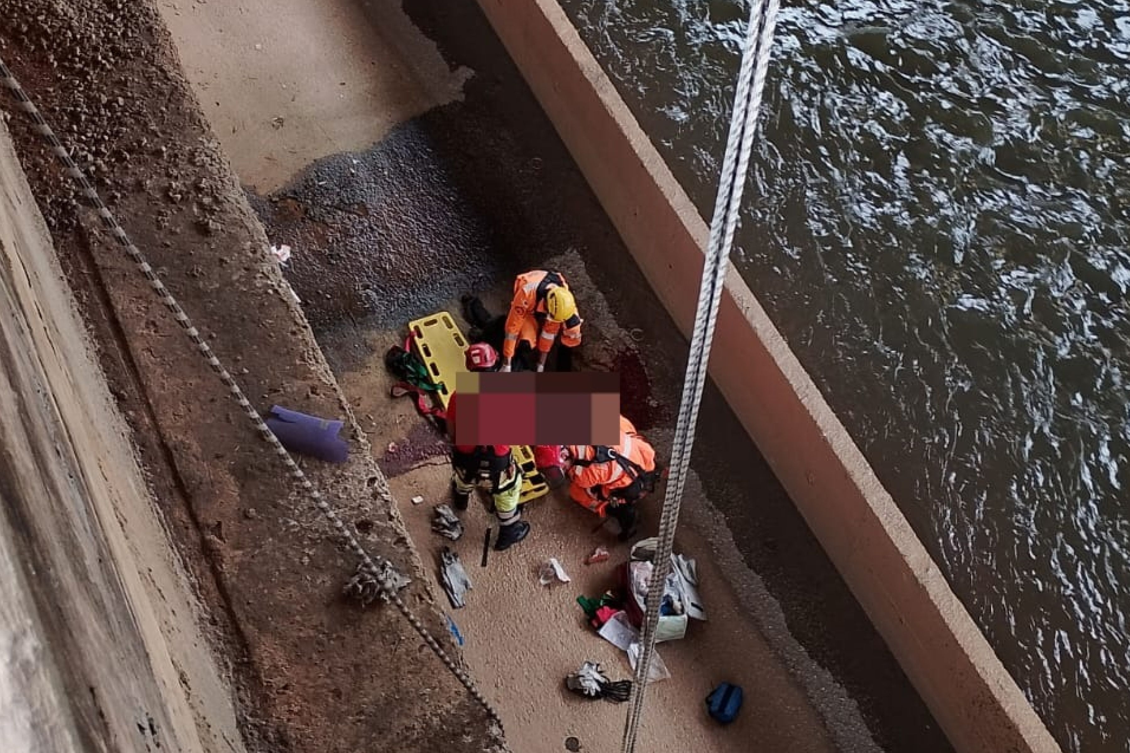 Corpo de Bombeiros resgata homem que caiu no Rio Arrudas, em BH