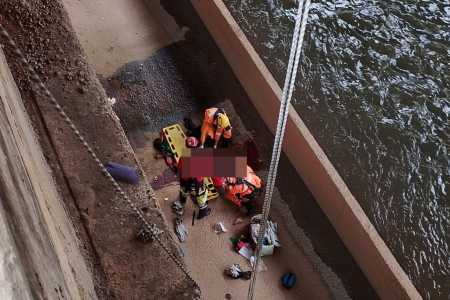 Corpo de Bombeiros resgata homem que caiu no Rio Arrudas, em BH