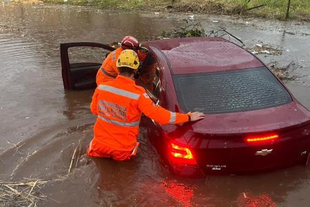 Três pessoas ficam ilhadas em carro durante tempestade em Uberlândia