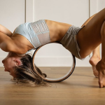 Yoga deixou a academia e entrou de vez na rotina de quem vive sem tempo