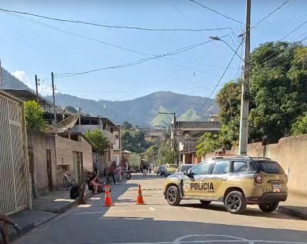 Homem é morto a tiros dentro de residência no bairro Caladão, em Coronel Fabriciano  