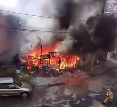 Incêndio consome barracão no bairro Colorado, em Contagem; veja vídeo