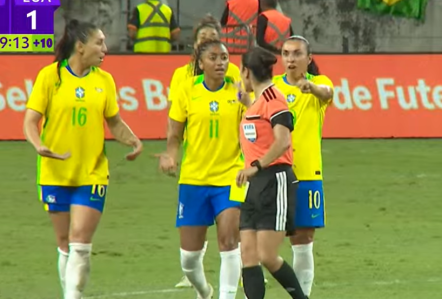 Jogadoras do Brasil reclamam com a árbitra do amistoso contra os EUA • Reprodução/getv