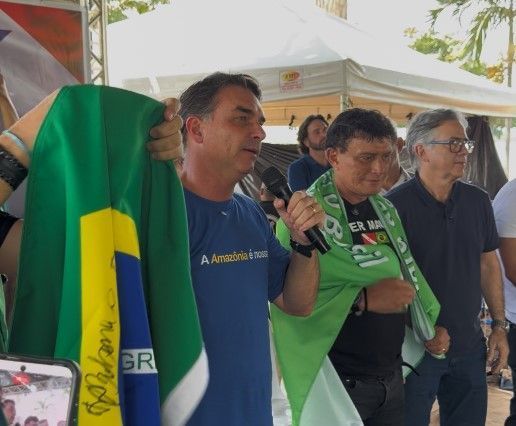 ‘Até a bandeira do Brasil eles querem roubar’, dispara Flávio sobre o PT