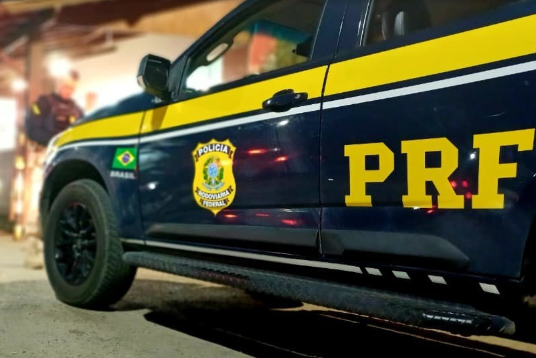 Perdões: Criminosos rendem caminhoneiro e ateiam fogo em carga