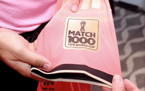 Patch de 1000 jogos que será utilizado pela arbitragem no jogo entre Tunísia x Japão • Divulgação/Fifa