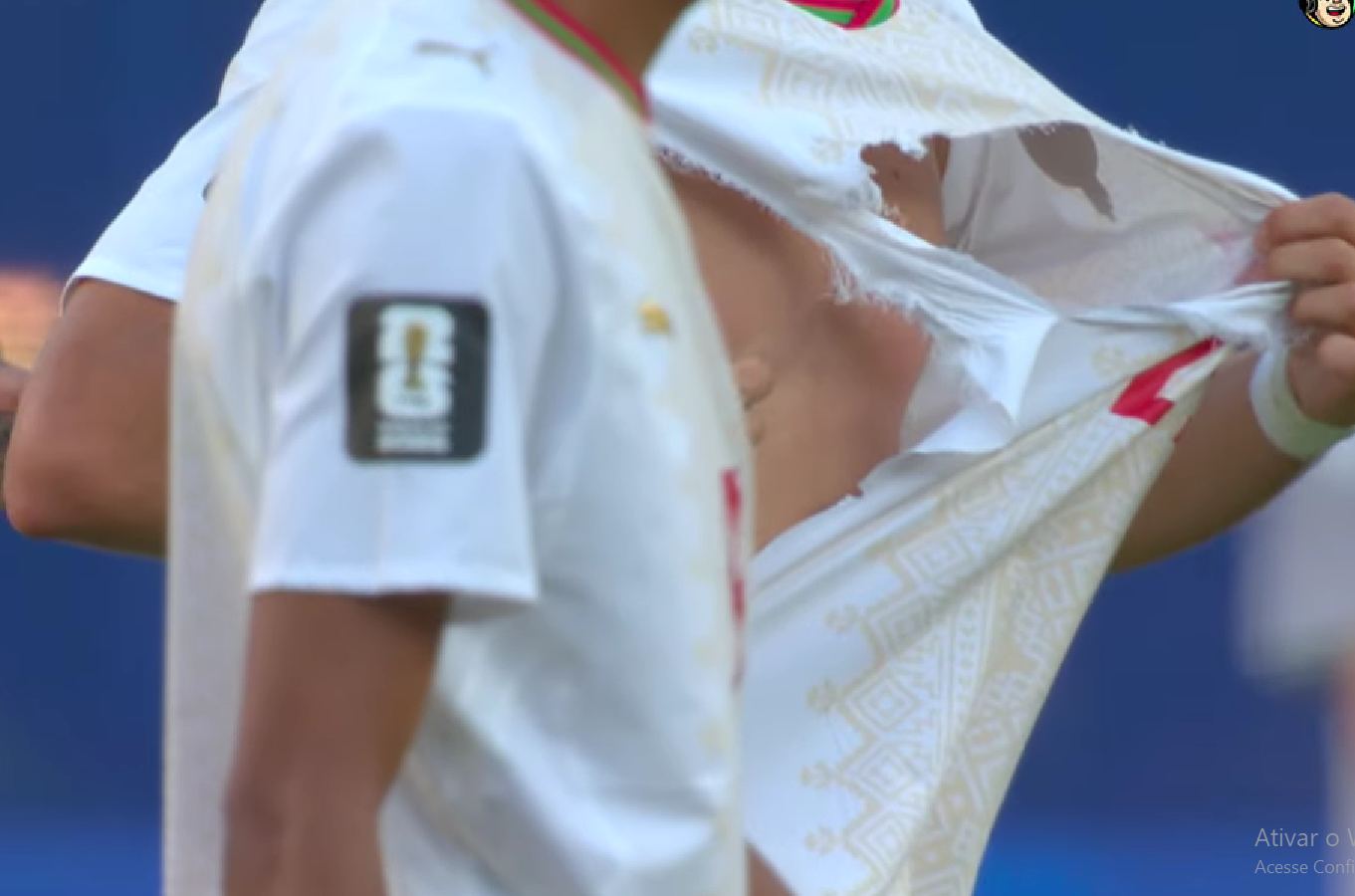 Camisa de jogador rasga em Escócia x Marrocos na Copa do Mundo